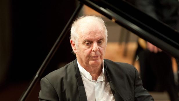epa03472409 Israeli-Argentinian conductor and pianist Daniel Barenboim performs during his birthday concert in Berlin, Germany, 15 November 2012. Barenboim performed Tchaikovsky&#039;s first and Beethoven&#039;s third piano concerto at the Berlin Philharmonic on the occasion of his 70th birthday. EPA/MAURIZIO GAMBARINI