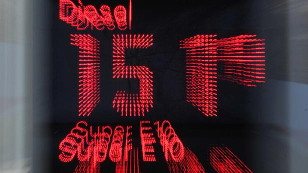 Eine rote LED-Anzeige zeigt den Preis von Diesel bei 1,51 € pro Liter.