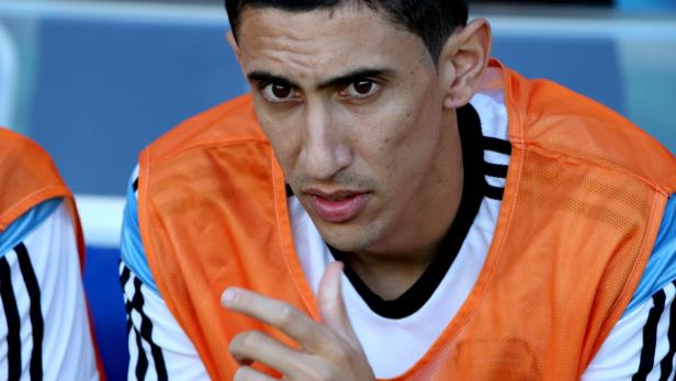 Ein Fußballspieler mit orangefarbener Weste blickt in die Kamera.