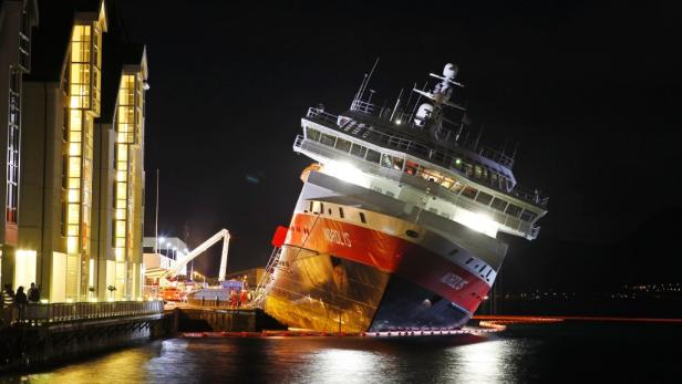 Das Schiff „Nordlys“ liegt nachts beschädigt im Hafen.