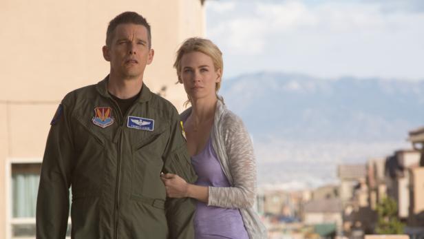 Ethan Hawke (mit January Jones) als Soldat, der unter dem Drohnenkrieg leidet: „Good Kill“