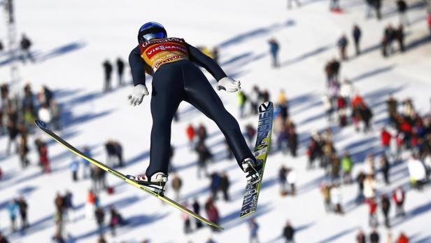 Austria&#039;s World Cup overall leader Gregor Schlierenzauer soars over spectators during the second practice session for the second jumping of the 61st four-hills ski jumping tournament in Garmisch-Partenkirchen, southern Germany, December 31, 2012. REUTERS/Kai Pfaffenbach (GERMANY - Tags: SPORT SKIING)