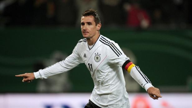 EPAepa03004561 Germanys Miroslav Klose celebrates after scoring the 2-0 during the international friendly soccer match Germany vs Netherlands at Imtech Arena in Hamburg, Germany, 15 November 2011. EPA/CHRISTIAN CHARISIUS Deutschland empfängt Frankreich