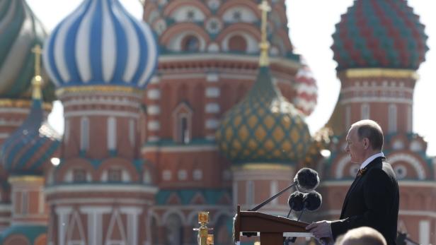 Wladimir Putin hält eine Rede vor der Basilius-Kathedrale in Moskau.