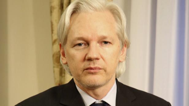 Ein Porträt von Julian Assange mit ernstem Gesichtsausdruck.