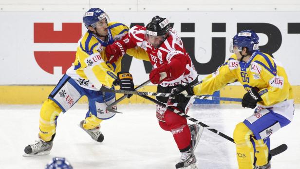 epa03520898 Team Canada&#039;s Sam Gagner (C) vies for the puck with Davos&#039; players Tim Ramholt (L) and Damien Brunner (R) during the Final game between Team Canada and HC Davos at the 86th Spengler Cup ice hockey tournament, in Davos, Switzerland, 31 December 2012. EPA/SALVATORE DI NOLFI