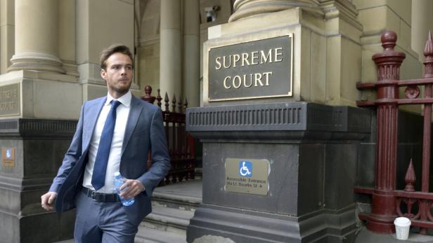 Wer klagt, der fährt: Giedo van der Garde vor dem Gerichtsgebäude in Melbourne