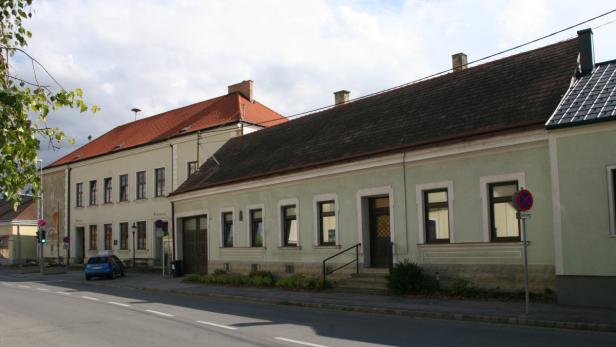 Gemeindeamt Bockfließ (links), privates, zum Verka… Das Gemeindehaus (li.) erhält durch den Kauf des Nachbarhauses endlich dringend benötigten Platz