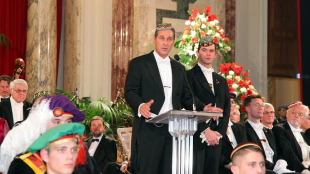 epa03082397 The leader of the &#039;Freedom Party (FPO), Heinz Christian Strache (C-L) and Ball Organiser Udo Guggenbichler (C-R) speak during the opening of the &#039;WKR-Ball&#039; of student fraternities at the Vienna Imperial Palace in Vienna, Austria, 27 January 2012. The WKR ball is traditionally organized by student fraternities, which include far-right members from across Europe. The event is part of Vienna&#039;s famous ball season. Protesters in Austria marking Holocaust Remembrance Day have condemned organizers of the ball. EPA/FAYER / HANDOUT MANDATORY: CREDIT FAYER HANDOUT EDITORIAL USE ONLY/NO SALES