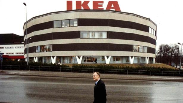 Wer unter &quot;Schwedenkult&quot; nachschlägt, kommt an Möbeln nicht vorbei. Der Name IKEA ist ein Akronym und setzt sich aus den Anfangsbuchstaben des Gründers Ingvar Kamprad, des elterlichen Bauernhofs Elmtaryd und des Dorfes Agunnaryd zusammen. Bild: Kamprad vor seinem ersten Möbelhaus in Stockholm