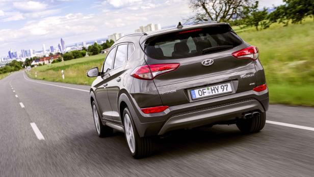 Ein grauer Hyundai Tucson fährt auf einer Landstraße in Richtung Frankfurt.