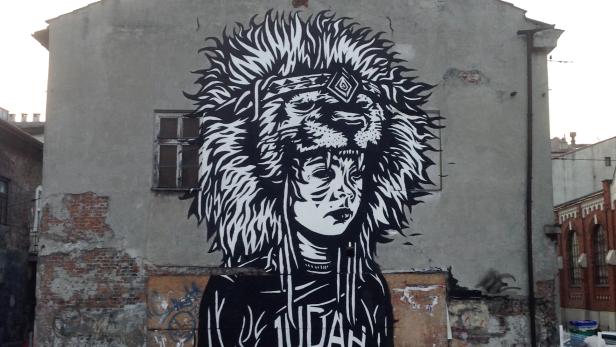 Ein Wandgemälde zeigt eine Frau mit einer Löwenmähne und dem Schriftzug „Judah“.