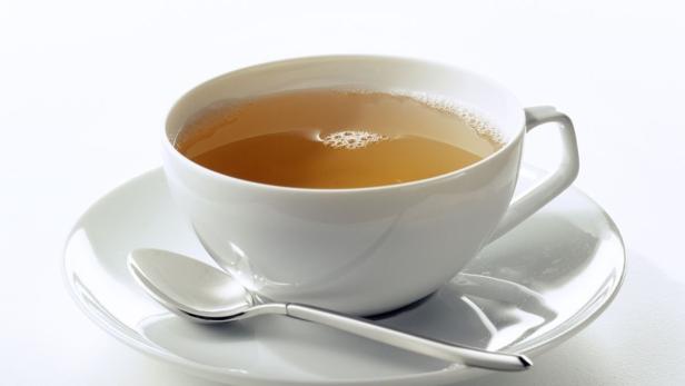 Schwarzer Tee. Statt Kaffee, der meist schlechten Atem verursacht, sollte man lieber zur Tasse Tee greifen. Die im Schwarztee enthaltenen Polyphenole können das Wachstum von Bakterien im Mund hemmen und damit Mundgeruch reduzieren. Besonders das enthaltene Theaflavin verhindert das Wachstum von Plaquebakterien. Den Tee entweder trinken oder damit gurgeln.