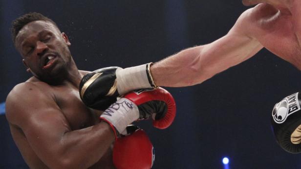 Ein Boxer wird während eines Kampfes von einem Schlag getroffen.