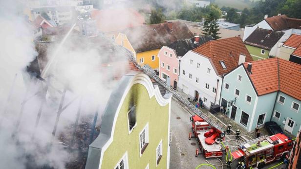 Binnen weniger Minuten stand der ganze Dachstuhl des Schärdinger Wohnhauses in Vollbrand.