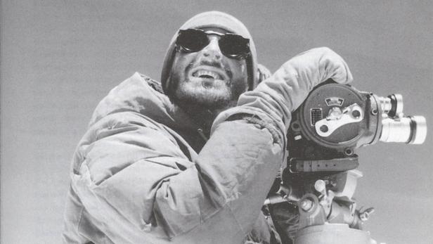 Norman Dyhrenfurth bei Dreharbeiten für den Expeditionsfilm &quot;Dhaulagiri&quot; 1960