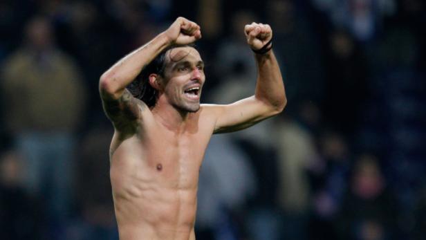 dapdZenits Danny Gomes, from Portugal, celebrates at the end of their Champions League group G soccer match with FC Porto Tuesday, Dec. 6 2011, at the Dragao stadium in Porto, northern Portugal. The game ended in a 0-0 draw with Zenit advancing in the to Portugiese Danny fällt für EM aus