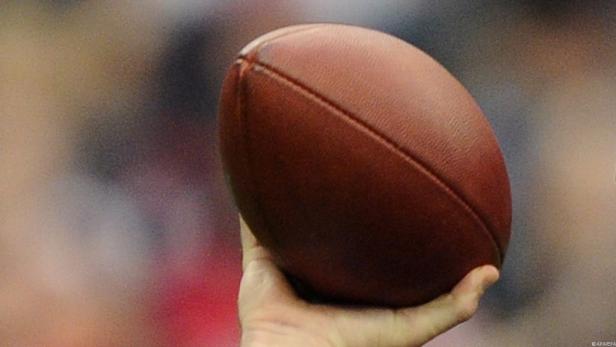 Eine Hand hält einen Football.