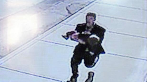 Aufnahmen einer Überwachungskamera zeigen den Entführer mit dem Buben – bevor er ihn fallen ließ.