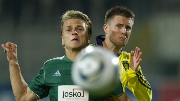dapdFussball, Europa-League, Saison 2011/2012, Qualifikation, 3. Spieltag, SV Ried - Broendby IF, Donnerstag (28.07.11), Keine Sorgen Arena, Ried, Oesterreich: Rieds Markus Hammerer (l.) und Broendbys Daniel Stenderup blicken dem Ball hinterher. +++ dapd- Rieds Hammerer fällt bis Saisonende aus