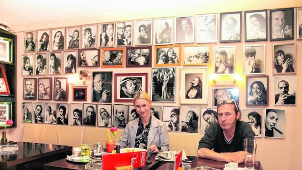 Im „Café Valdes“ sind die Wände mit Fotos von Zigarrenrauchern geschmückt. Untertags ein Kaffeehaus sind die Nächte karibisch: Es gibt 130 Sorten Rum und Tanz zu kubanischer Musik