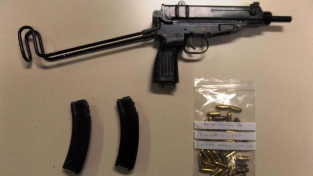Eine Skorpion-Maschinenpistole mit zwei Magazinen und Munition in einer Plastiktüte.