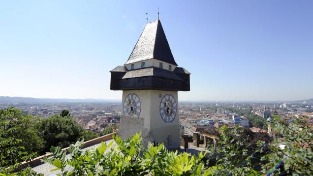 Der Grazer Uhrturm auf dem Schlossberg mit Blick über die Stadt.