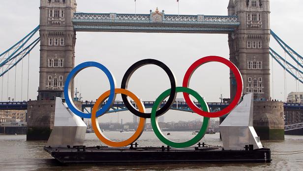 Die olympischen Ringe auf einem Ponton vor der Tower Bridge in London.