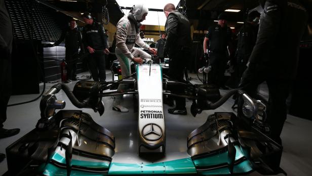 Ein Haufen Silberlinge: Weltmeister Hamilton ist bereit für den Saisonstart, sein Mercedes bald.