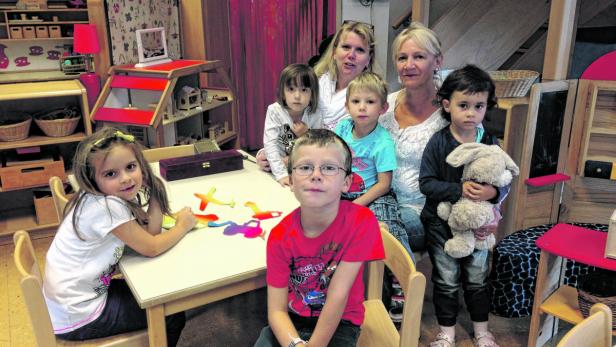 Kindergartenleiterin Friederike Gorgosilich (re.) mit ihren Schützlingen: „Viele Eltern und Kinder können nicht Deutsch. Deshalb haben wir eine türkische Helferin“