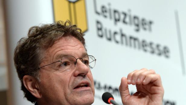 Ein Mann mit Brille spricht vor einem Mikrofon auf der Leipziger Buchmesse.