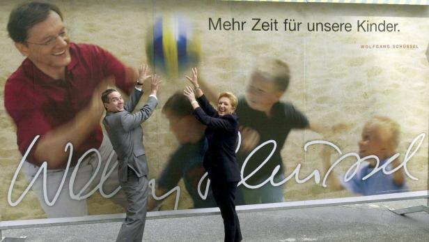 APAHPK16 - 25072002 - WIEN - OESTERREICH : ZU APA 265 II - OEVP-Generalsekretaerin Maria Rauch-Kallat und Kommunikationschef Michael Fischer (vor dem Plakat des mit Kindern spielenden OEVP-Chef Schuessel) anlaesslich der PK zu den neuen Plakaten fuer die Hocheggers Valora hat Rechnung für ÖVP bezahlt