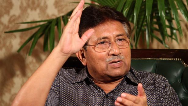Pervez Musharraf gestikuliert während einer Rede.