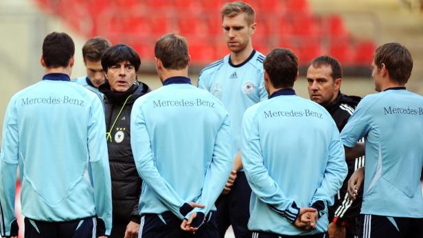 Joachim Löw und Hansi Flick mit der deutschen Nationalmannschaft bei einem Training.
