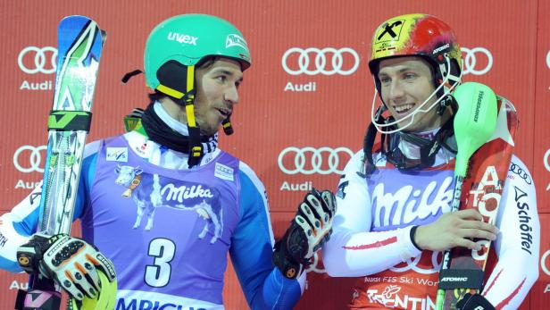 epa03513651 Second-placed Felix Neureuther of Germany (L) chats with winner Marcel Hirscher of Austria on the podium after the Men&#039;s Ski World Cup Slalom in Madonna di Campiglio, Italy, 18 December 2012. EPA/ETTORE FERRARI