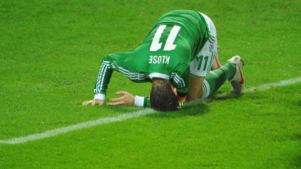 Miroslav Klose jubelt auf dem Rasen, indem er sich nach vorne beugt.