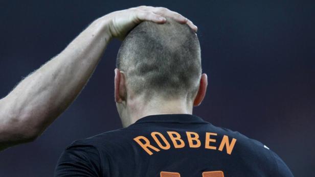 Ein Fußballspieler mit dem Namen „Robben“ wird von einer Hand am Kopf berührt.