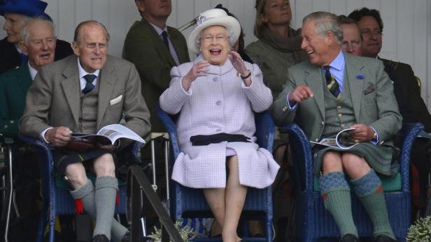 Leicht lachen haben die Queen, Philip und Charles, hier bei schottischen Highland-Games: Auch ein unabhängiges Schottland behält die Krone.