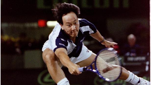 Michael Chang beim Aufschlag während eines Tennisspiels.