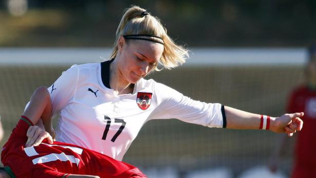 Eine österreichische Fußballspielerin im Zweikampf mit einer Gegenspielerin.