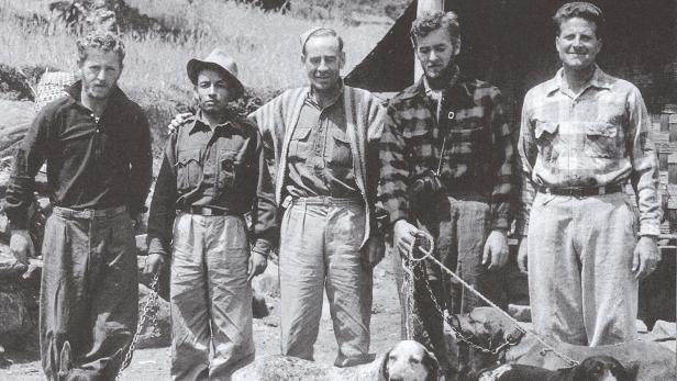 Norman Dyhrenfurth (ganz rechts), mit Bluthunden dem Yeti auf der Spur