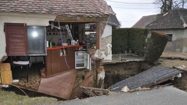 KELLERRÖHREN UND PRESSHÄUSER Kellergasse von der Erde verschluckt