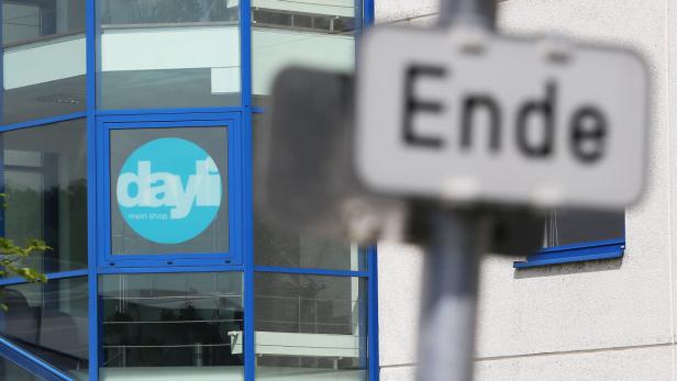 Ein „Ende“-Schild steht vor einem Gebäude mit dem Logo von „dayli mein shop“.
