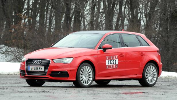 Ein roter Audi A3 e-tron steht vor einem Wald.