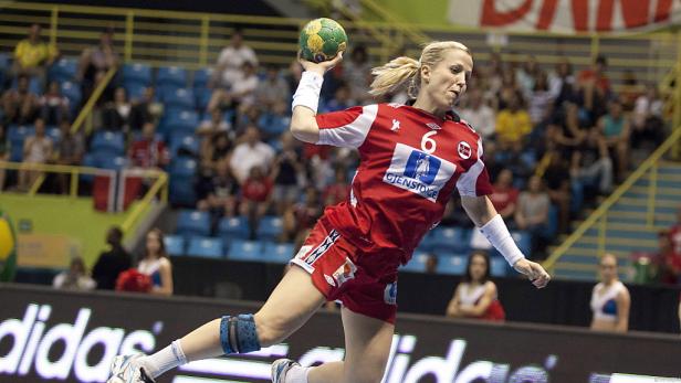 Eine Handballspielerin der norwegischen Nationalmannschaft wirft den Ball.