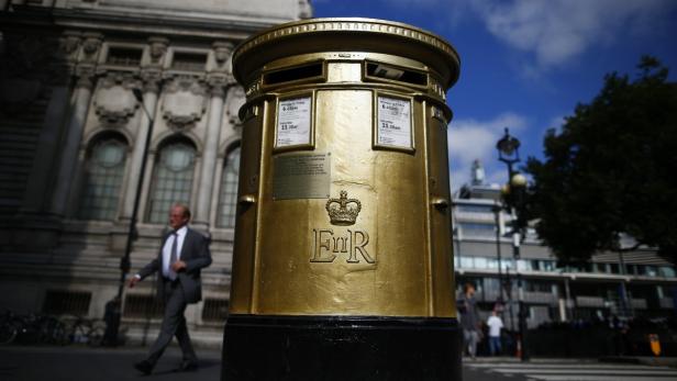 Ein goldener Briefkasten in London mit dem königlichen Monogramm „ER II“.