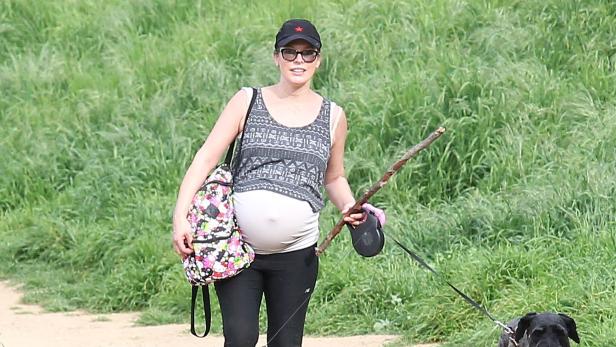 Milla Jovovich: Wandern mit Babybauch