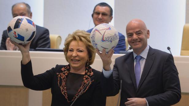 Valentina Matwijenko und Gianni Infantino posieren mit Fußbällen.