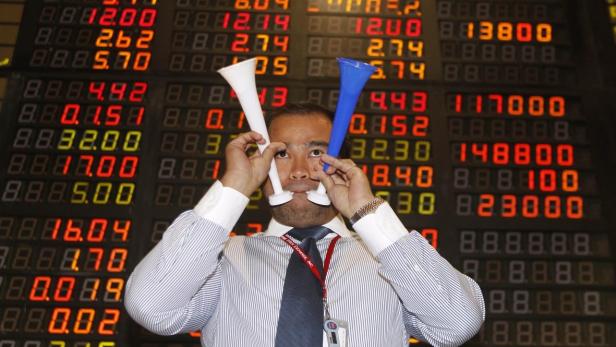 A Philippine Stock Exchange official blows horns during the start of the first trading session of 2013, on the trading floor of the Philippine Stock Exchange in Manila&#039;s Makati financial district January 2, 2013. REUTERS/Cheryl Ravelo (PHILIPPINES - Tags: BUSINESS TPX IMAGES OF THE DAY)