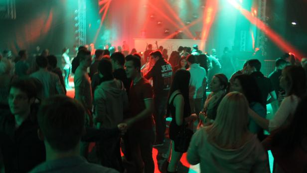 Donauhalle Tulln, Clubbing, BH verwehrt Ausschank